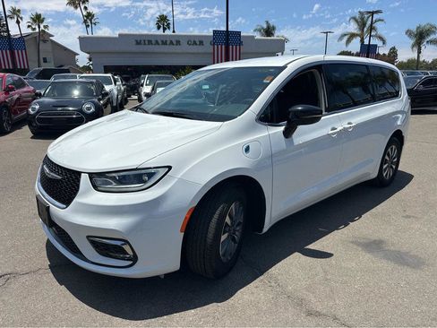 Used 2024 Chrysler Pacifica Limited FWD image 11