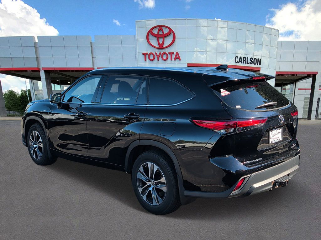 Used 2021 Toyota Highlander XLE AWD/4WD image 4
