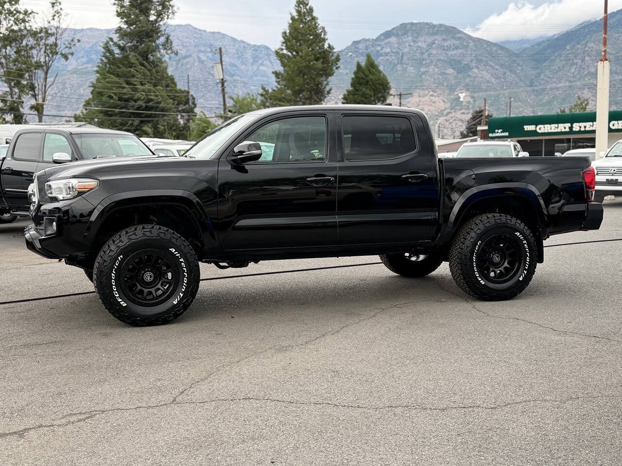 Used 2017 Toyota Tacoma TRD Sport w/ Premium & Technology Package AWD/4WD image 3