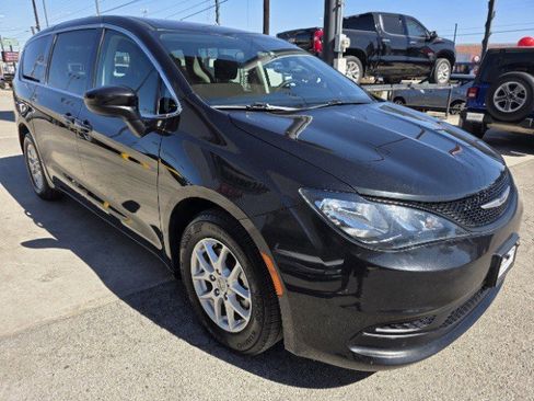 Used 2022 Chrysler Voyager LX image 4