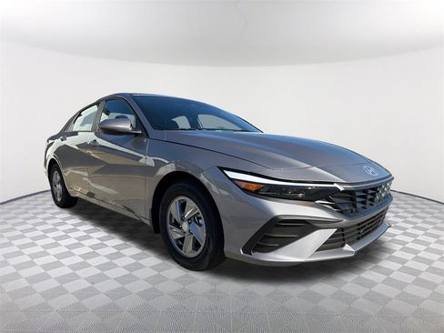 New 2026 Hyundai Elantra SE image 3