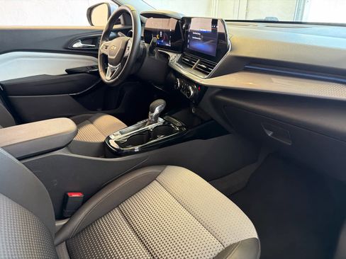 Used 2025 Chevrolet Trax LT w/ LT Convenience Package FWD image 27