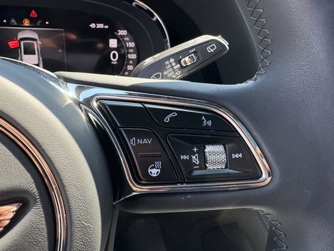 Used 2024 Bentley Bentayga image 26