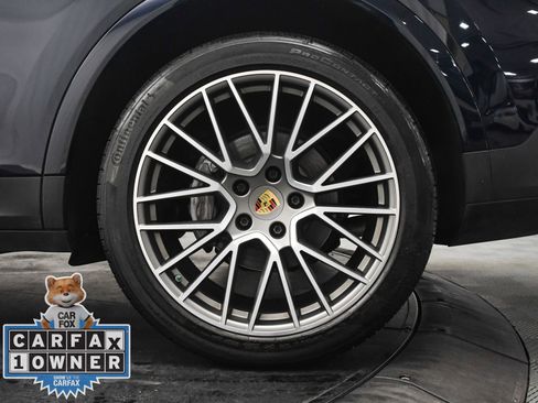 Used 2023 Porsche Cayenne Platinum Edition image 32