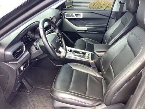Certified 2023 Ford Explorer XLT w/ Equipment Group 202A AWD/4WD image 8