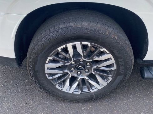 Used 2025 Chevrolet Suburban Z71 image 14