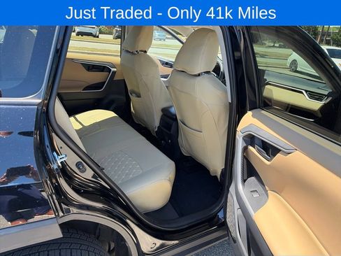 Used 2019 Toyota RAV4 LE FWD image 10