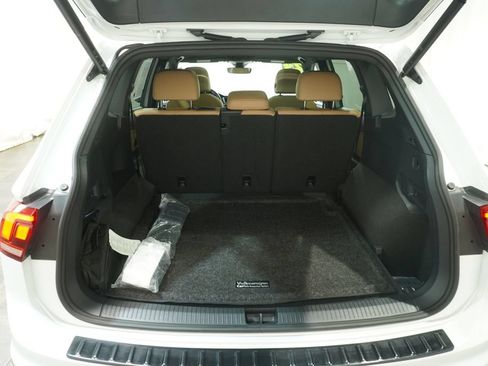 Used 2024 Volkswagen Tiguan SE R-Line AWD/4WD image 5