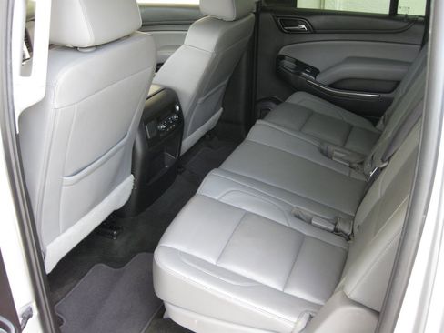Used 2018 Chevrolet Suburban LT RWD image 27