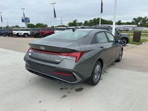 New 2026 Hyundai Elantra Hybrid FWD image 5