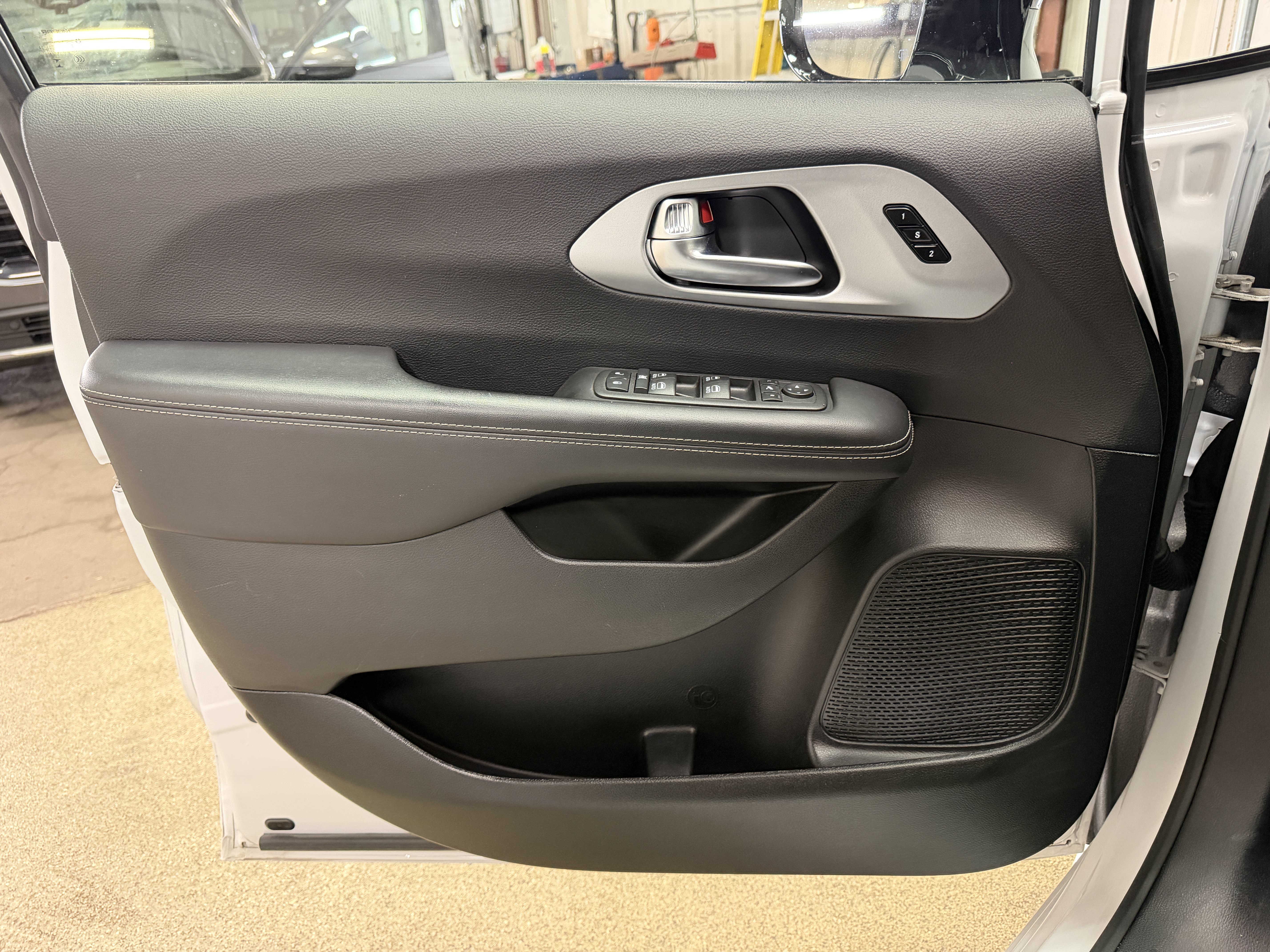 Used 2025 Chrysler Pacifica Limited FWD image 18