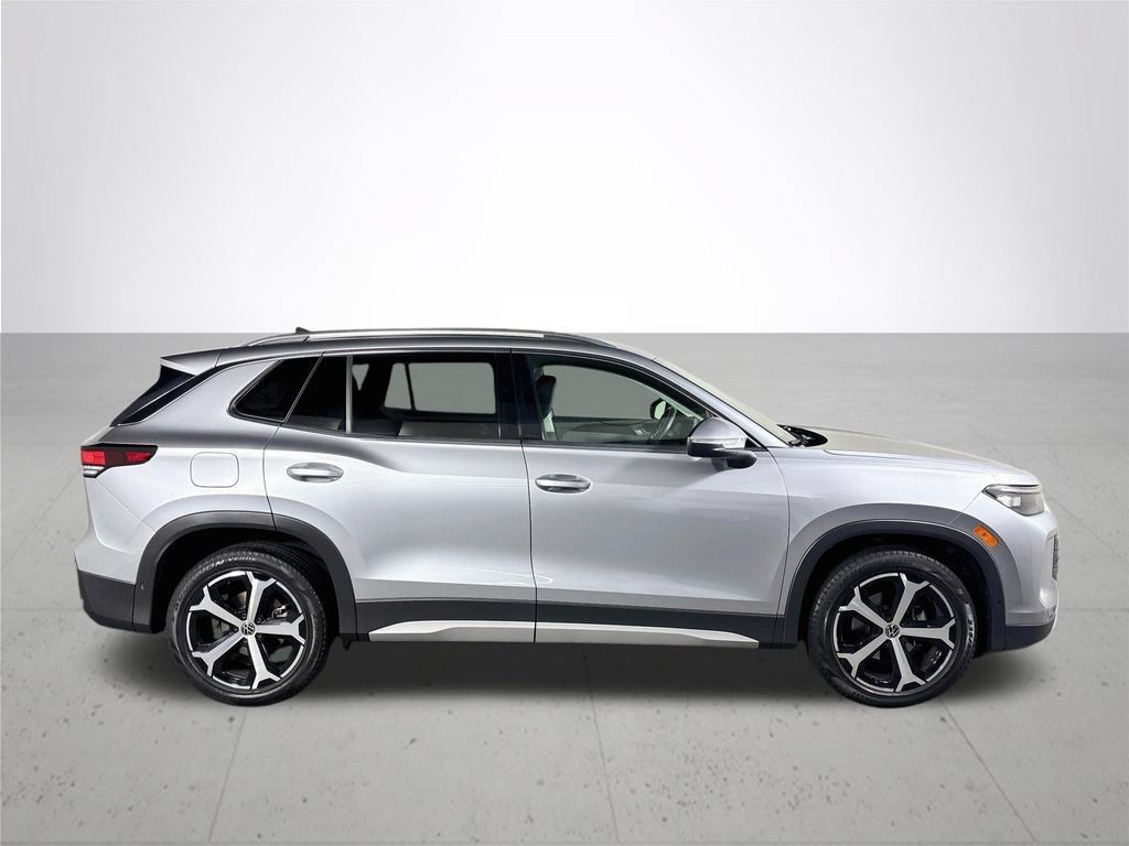 Certified 2025 Volkswagen Tiguan SE FWD image 6