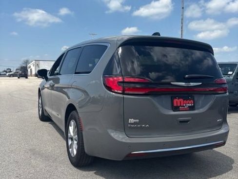 Used 2025 Chrysler Pacifica Select AWD/4WD image 12