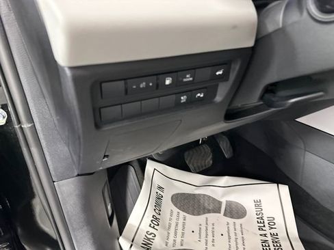 Used 2025 Mitsubishi Outlander 4WD Plug-In Hybrid image 23