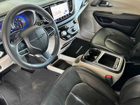 Used 2022 Chrysler Pacifica Touring-L FWD image 7