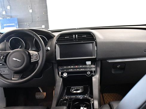 Used 2020 Jaguar F-PACE Premium image 5