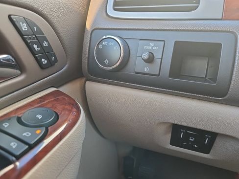 Used 2012 Chevrolet Avalanche LTZ RWD image 10