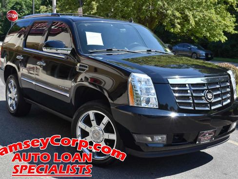 Used 2011 Cadillac Escalade Premium AWD/4WD image 2