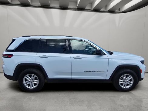 Used 2024 Jeep Grand Cherokee Laredo image 12