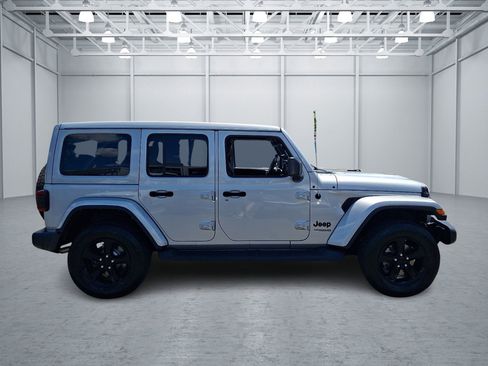 Used 2022 Jeep Wrangler Unlimited Sahara AWD/4WD image 10