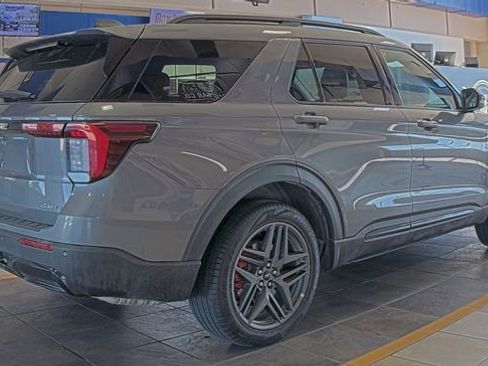 Used 2025 Ford Explorer ST-Line w/ ST-Line Street Pack image 3