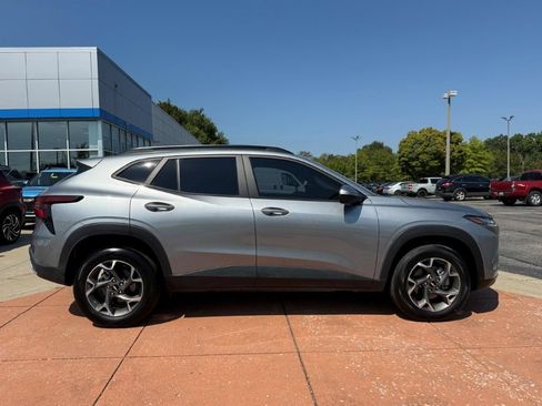Used 2025 Chevrolet Trax LT FWD image 7