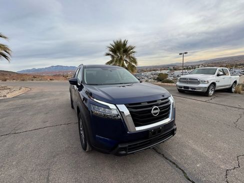 Used 2025 Nissan Pathfinder SV image 7