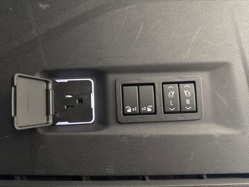 Used 2022 Chevrolet Tahoe RST w/ Luxury Package image 31