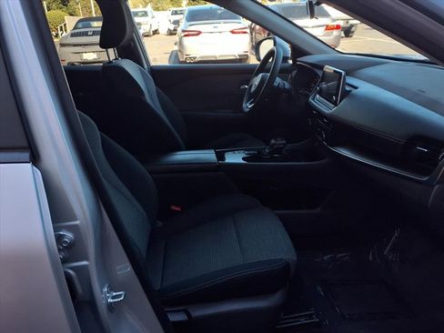 Used 2023 Nissan Rogue SV image 24