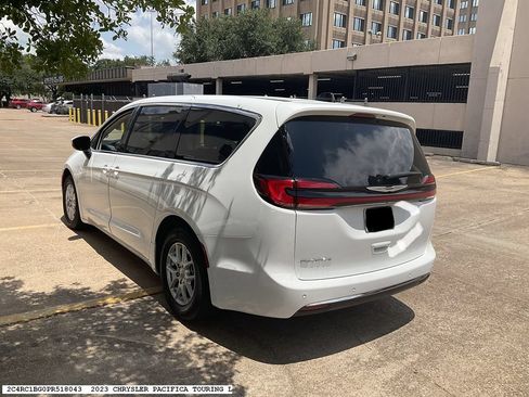 Used 2023 Chrysler Pacifica Touring-L FWD image 4