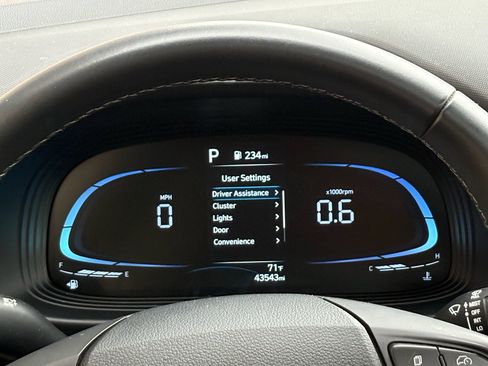 Used 2025 Hyundai Venue SEL FWD image 35