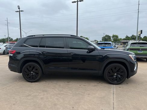Used 2024 Volkswagen Atlas SE w/ Panoramic Sunroof Package FWD image 4