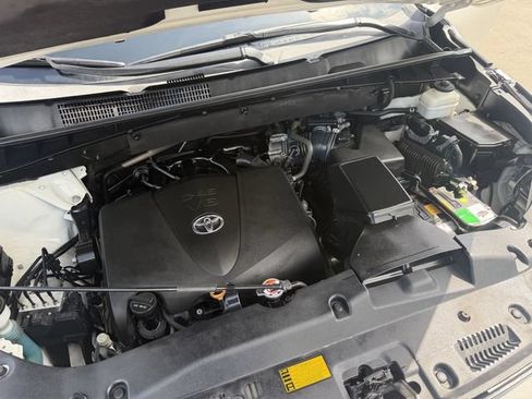 Used 2019 Toyota Highlander Limited Platinum FWD image 27