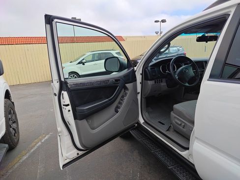 Used 2008 Toyota 4Runner SR5 AWD/4WD image 4