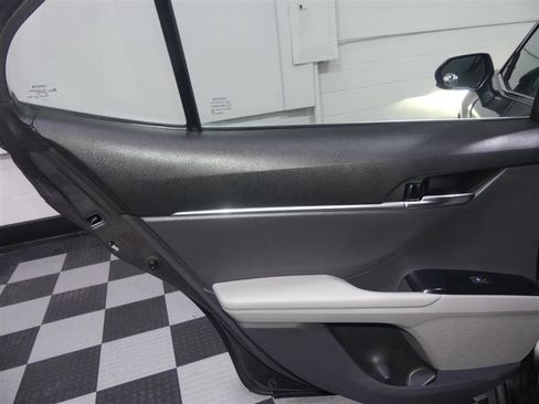 Used 2020 Toyota Camry SE w/ Sunroof Package image 25