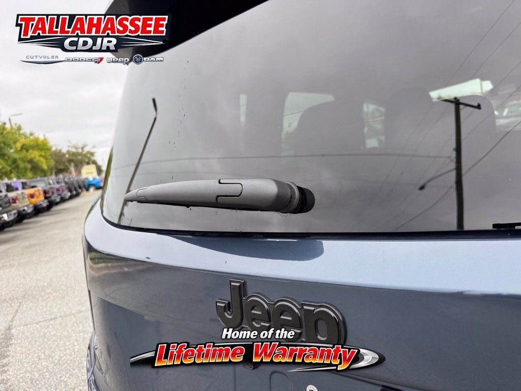Used 2023 Jeep Renegade Latitude AWD/4WD image 6