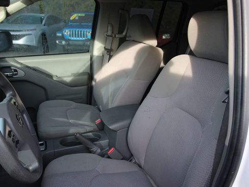 Used 2019 Nissan Frontier SV image 12