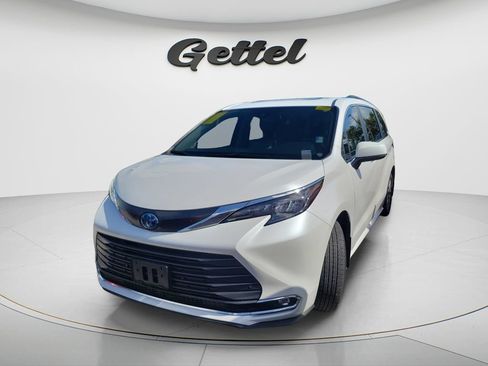 Used 2024 Toyota Sienna XLE FWD image 2