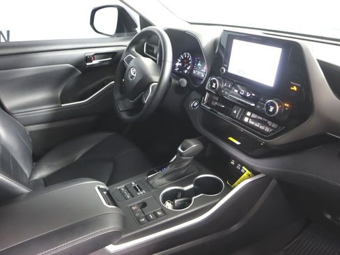 Used 2023 Toyota Highlander XLE image 30