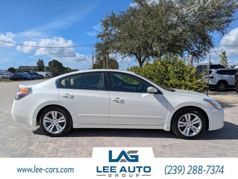 Used 2011 Nissan Altima 3.5 SR w/ 3.5SR Premium Pkg image 2