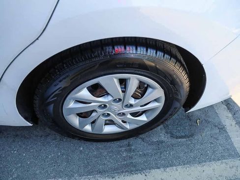 Used 2017 Hyundai Elantra SE image 9