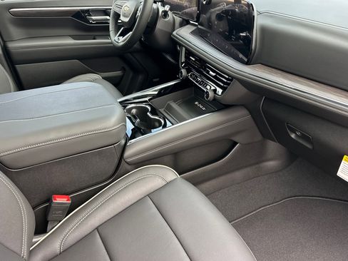 New 2025 Chevrolet Suburban Premier image 18