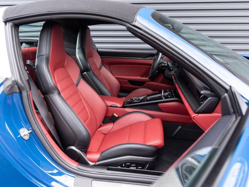 Certified 2025 Porsche 911 Targa 4 GTS AWD/4WD image 31