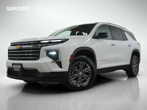 Used 2024 Chevrolet Traverse LT FWD image 1