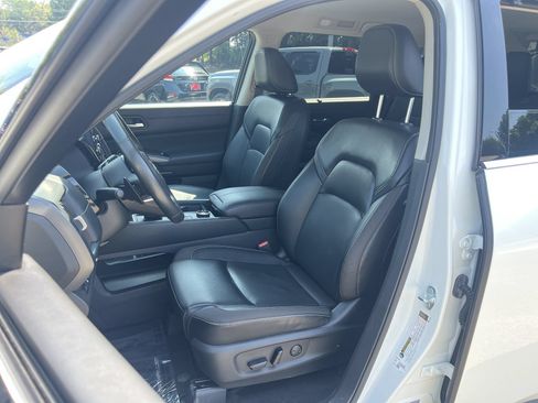 Used 2024 Nissan Pathfinder SL AWD/4WD image 16