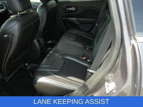 Used 2019 Jeep Cherokee Latitude Plus AWD/4WD image 18