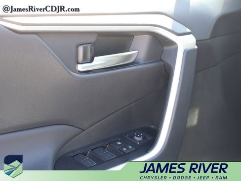 Used 2025 Toyota RAV4 XLE image 21