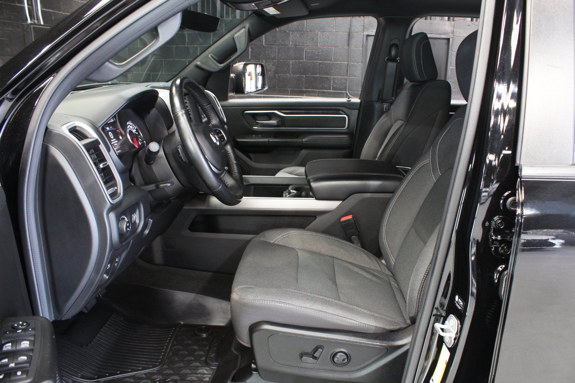 Used 2022 RAM 1500 Big Horn AWD/4WD image 40