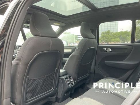 Certified 2025 Volvo XC40 B5 Core AWD/4WD image 30