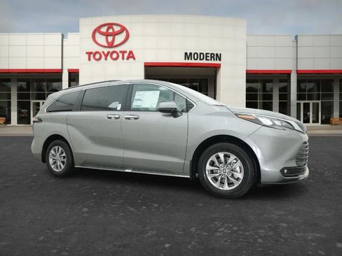 New 2026 Toyota Sienna XLE FWD image 18